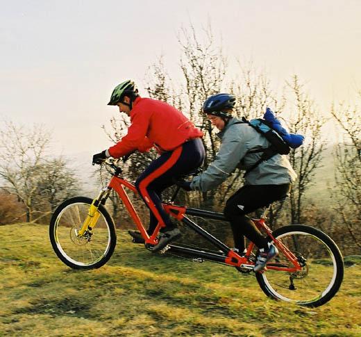 Alyonkaning mushuki Transseksual xolani eshakda sikadi va u qichqiradi.
